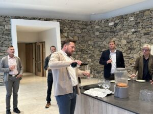 Patraick Hartmann beim Einschenken eines Glas Weins