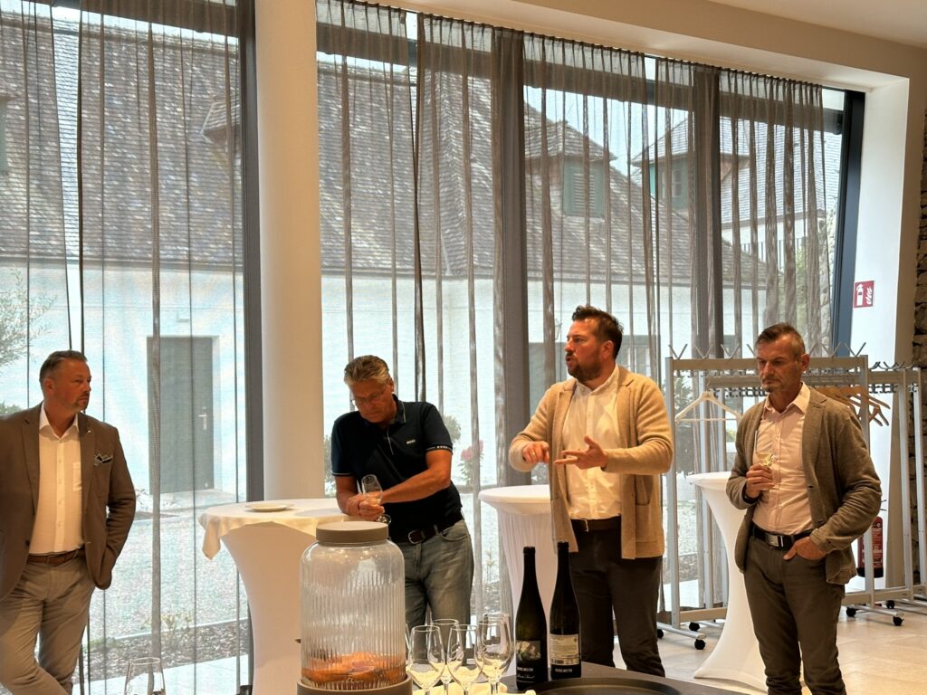 Patrick Hartmann bei der Erklärung der ausgeählten Käsesorten